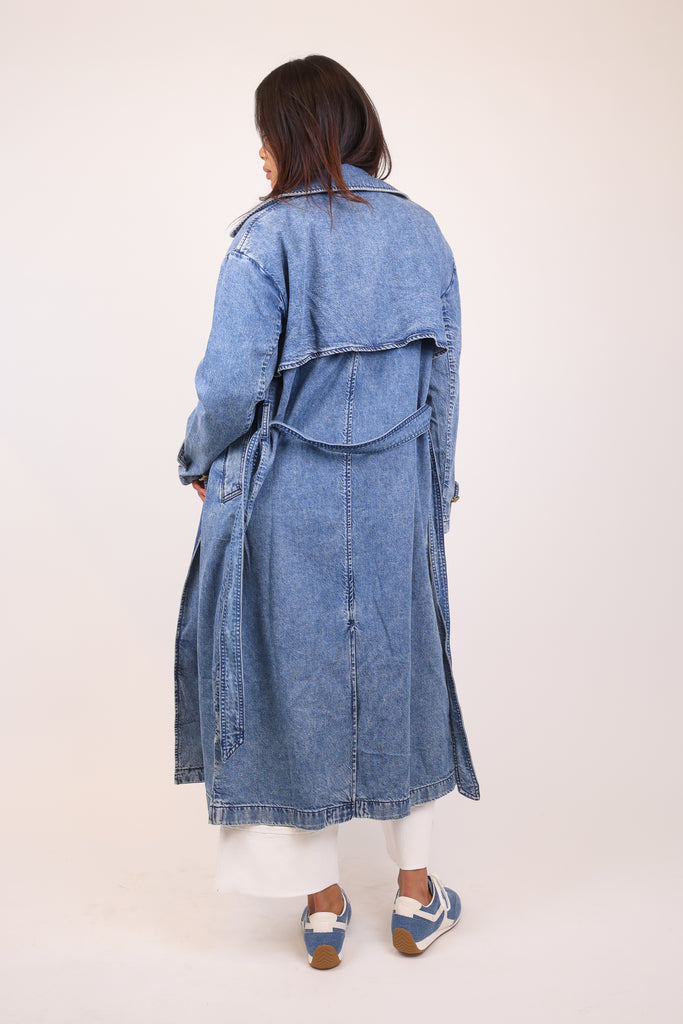 Featherweight Alora Trench